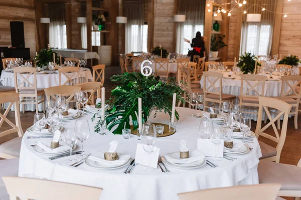 Table d'hôtes, avec bouquet de pétales et un certain nombre — Photo