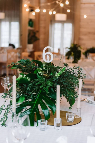 Mesa de invitados, con ramo de pétalos y un número — Foto de Stock