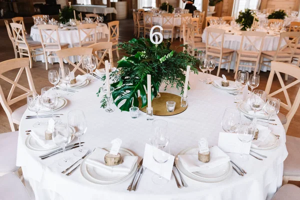Gästetafel, mit Blumenstrauß und einer Reihe — Stockfoto