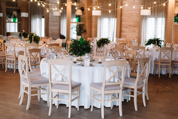 Mesa de invitados, con ramo de pétalos en salón bellamente decorado — Foto de Stock