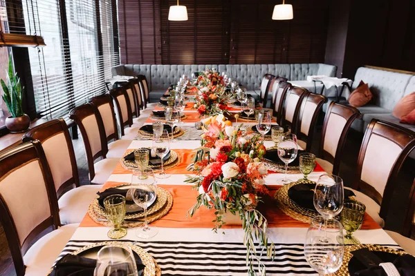 Admirable prépeared en style italien table de banquet — Photo