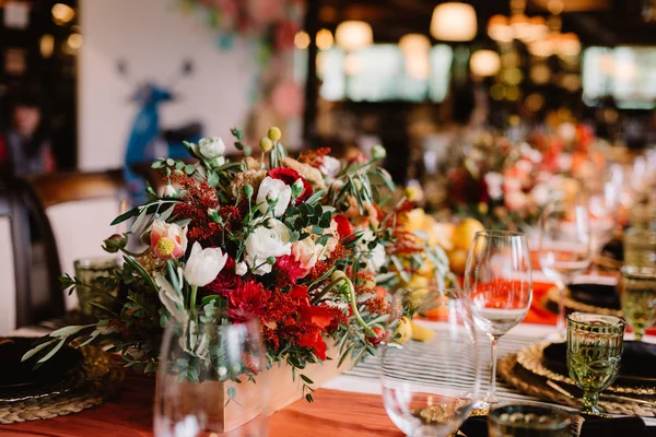 Adorable bouquet on luxury prepeared event table — Stock Photo, Image