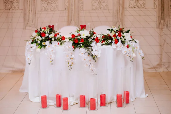 Mesa de recién casados decorada con ramo y velas — Foto de Stock