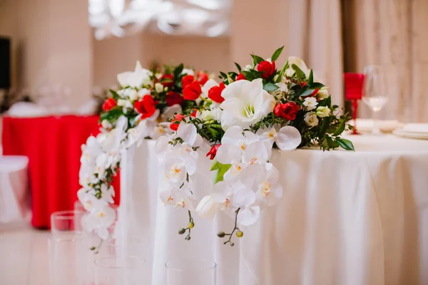 Frischvermählten Tisch mit wunderschönen Bouquet von Orchideen und Rosen dekoriert — Stockfoto