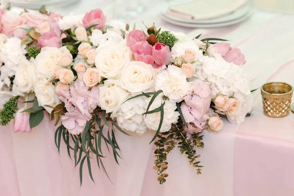 Hochzeitsblumen-Dekor aus Rosen und Pfingstrosen, Nahaufnahme — Stockfoto