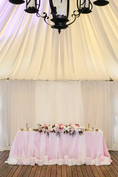Gorgeously decorated newlyweds table with monogram under it — Stock Photo, Image