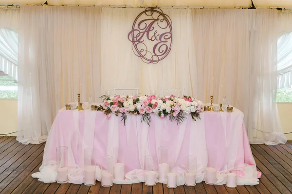 Mesa de recién casados magníficamente decorada con monograma debajo de ella — Foto de Stock