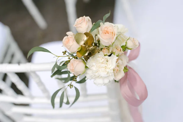 Pink ranunculus and roses buds in tenderless boutonniere, closeup — Stock Photo, Image