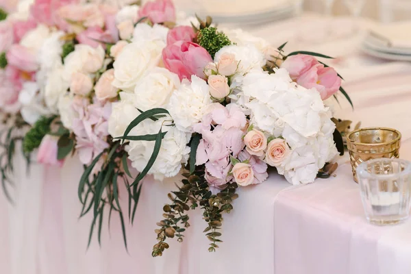 Hochzeitsblumen-Dekor aus Rosen und Pfingstrosen, Nahaufnahme — Stockfoto