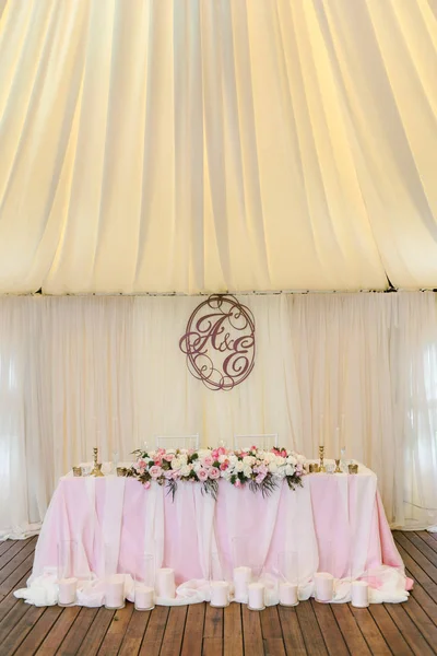 Mesa de recém-casados magnificamente decorada com monograma sob ele — Fotografia de Stock