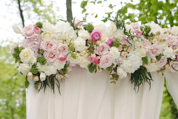 Belo arco de casamento. Arco decorado com pano bege e flores — Fotografia de Stock