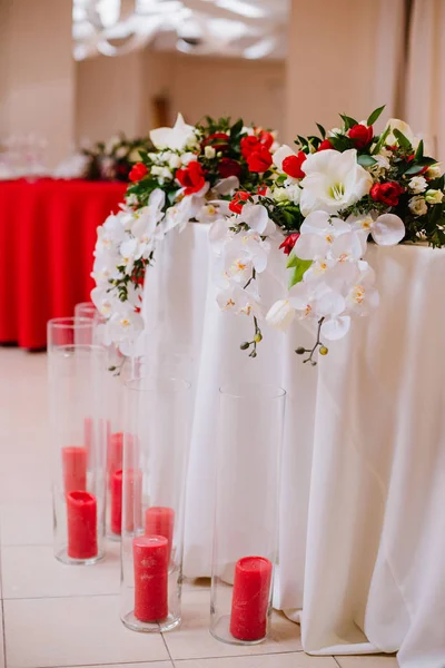 Mesa de recém-casados decorada com buquê e velas — Fotografia de Stock