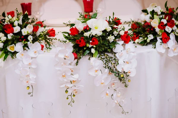 Lindo buquê de orquídea e rosas na mesa de recém-casados — Fotografia de Stock