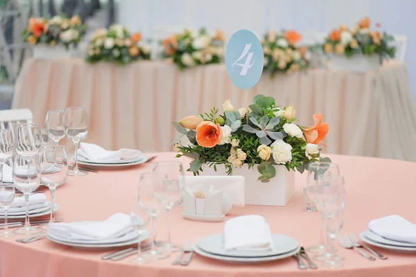 Mesa de hóspedes de casamento decorada com buquê e configurações — Fotografia de Stock