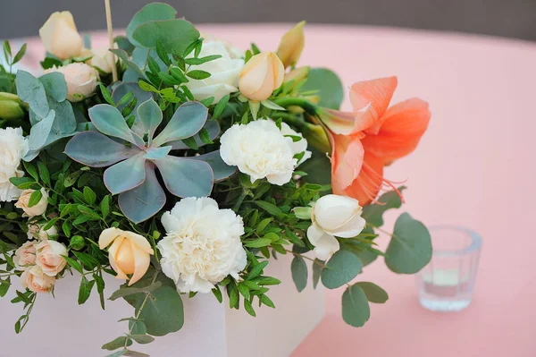 Tavolo degli sposi decorato con bouquet e candele — Foto Stock