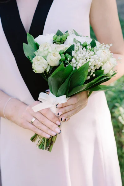 Giglio affascinante del mazzo nuziale di valle in mani della sposa — Foto Stock