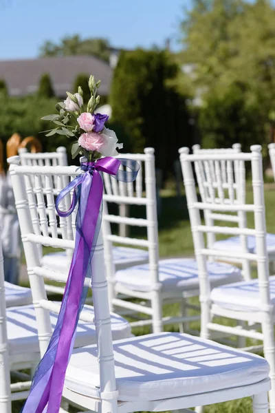Decoração floral da cadeira para a cerimônia de casamento exterior — Fotografia de Stock