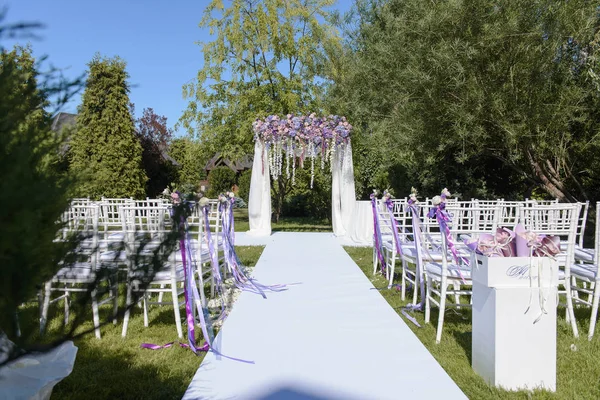 Wedding ceremony in white, violet, blue, pink colors — Stock Photo, Image