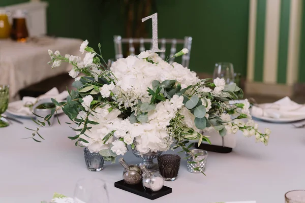 Decoração floral branca para a mesa de convidados — Fotografia de Stock