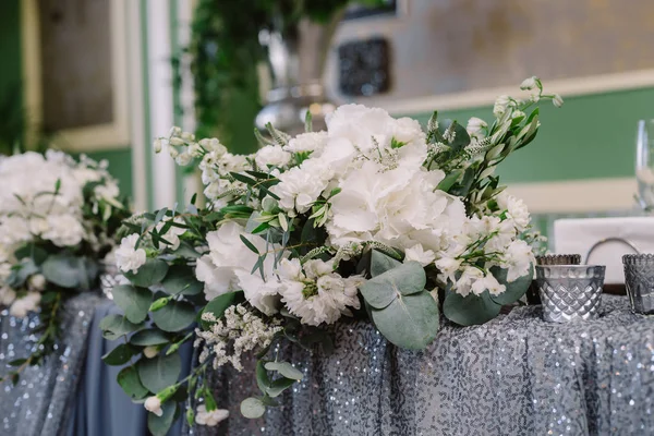 Decoração floral branca com vegetação em cima da mesa para o casamento — Fotografia de Stock
