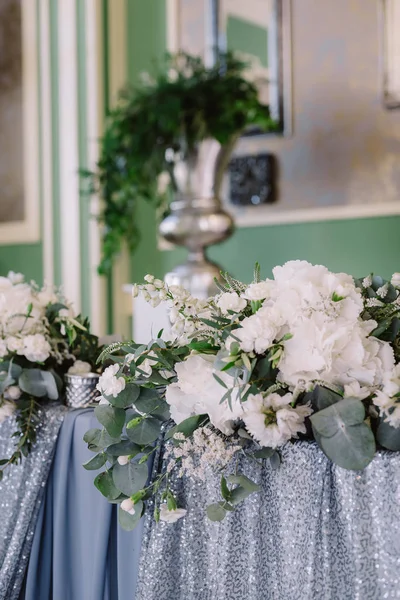 Decoração floral branca da mesa no restaurante — Fotografia de Stock