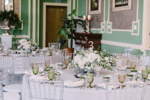 Decoração da mesa com flores, castiçais, vasos de convidados de casamento — Fotografia de Stock