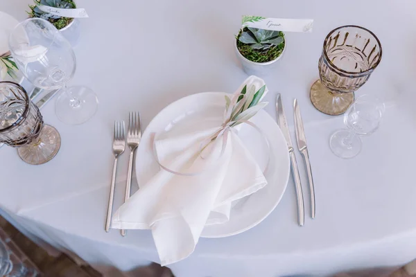 Свадебная посуда, украшенные салфетку на пластине — стоковое фото