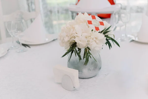 Квітковий букет з білими гвоздиками — стокове фото