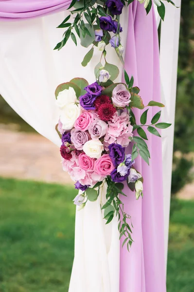 Arco elemento com flores para decorações de casamento — Fotografia de Stock