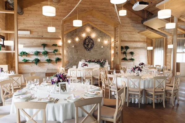 Luxo, elegante arranjo de mesa de recepção de casamento, peça central floral — Fotografia de Stock
