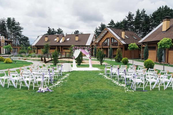 Bela cerimônia de casamento ao ar livre . — Fotografia de Stock