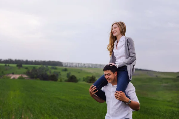 Splendida storia d'amore in foto. Bella coppia su campo verde — Foto Stock