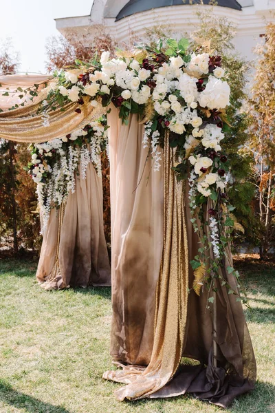 結婚式のためのアーチ、布や花で飾られた — ストック写真