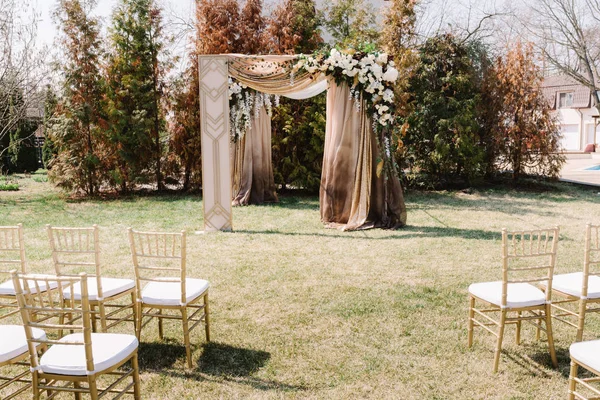 Arco para a cerimônia de casamento, decorado com pano e flores. Zona de cerimónia — Fotografia de Stock