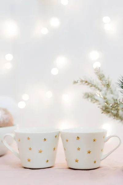 Dwie filiżanki na Boże Narodzenie kakao z marshmellous, złote gwiazdy, Nowy Rok drzewa, kuchnia skandynawska, uroczyste tło — Zdjęcie stockowe