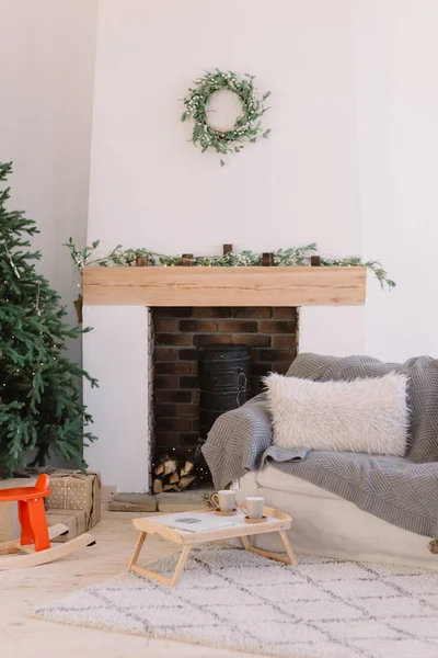 Wohnzimmer im skandinavischen Stil mit Weihnachtsdekor. Ferienhintergrund. Neujahrsschmuck. — Stockfoto