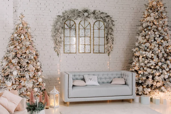 Wohnzimmer mit Weihnachtsbaum und Geschenkschachteln. schöne neue Jahr dekoriert klassischen Home Interieur — Stockfoto