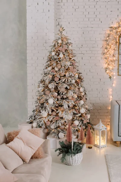 Weihnachten Home Interieur mit weißem Weihnachtsbaum — Stockfoto