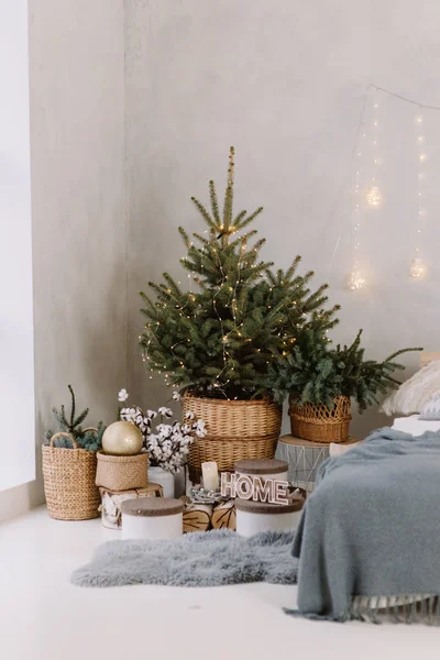 Noel döşenmiş yatak odası iç rahat yatak, Noel köknar ağacı ve hediye kutuları katta, kopya alanı. Rahat ev an. Yeni Yılınız Kutlu Olsun. Noel sabahı — Stok fotoğraf