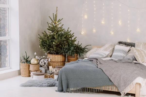 圣诞装饰卧室内饰, 舒适的床, 圣诞树和礼品盒在地板上, 复制空间。舒适的家庭时刻。新年快乐。圣诞节早晨 — 图库照片