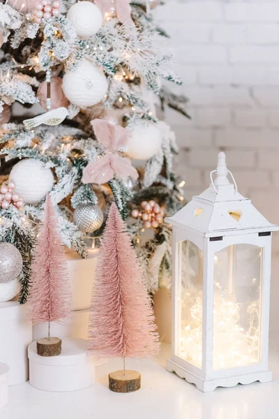 Köknar ağacının altında Noel hediyeleri. Eski yılbaşı süslemeleri. Hediye kutuları ve köknar ağacının altındaki fener. Noel havası. Yeni Yıl Kutlaması — Stok fotoğraf