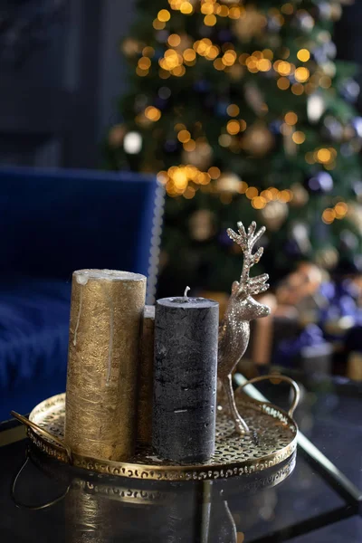 Noel 'e kadar evin gösterişli dekorasyonu. Silindir şeklinde parlak mumlar. Yeni yılın şık mumları. — Stok fotoğraf