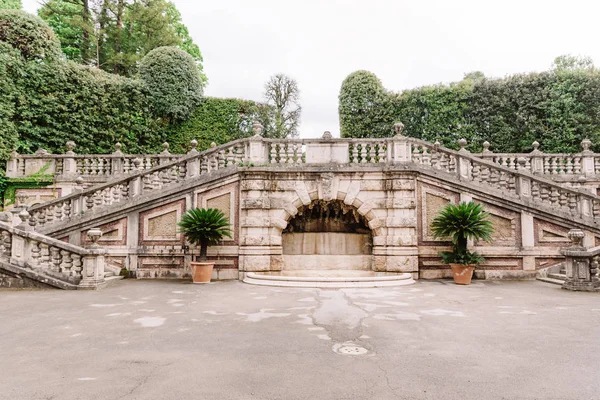 İtalya 'nın antik mimarisi. Avrupa şatosunun büyük bahçesinde eski adımlar — Stok fotoğraf