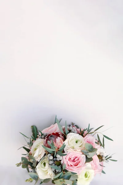 Wedding flowers, bridal bouquet closeup. Wedding invitation card template, copy space — Stock Photo, Image