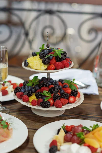 Plato de frutas y bayas orgánicas frescas crudas — Foto de Stock