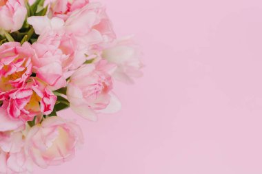 Pembe arka planda yaratıcı bahar arkaplan kompozisyonu renkli çiçekler. Asgari kaplama yaz konsepti. Uzayı kopyala Kart şablonu