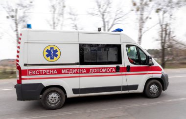 Ukraynalı ambulans aracı acil durumda. Hareket bulanıklığı