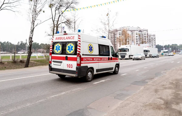 乌克兰救护车紧急救援车在街上行驶 — 图库照片