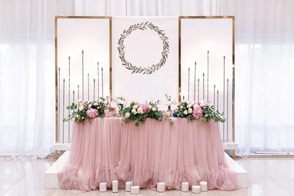 Decoração de mesa floral de casamento no fundo branco — Fotografia de Stock