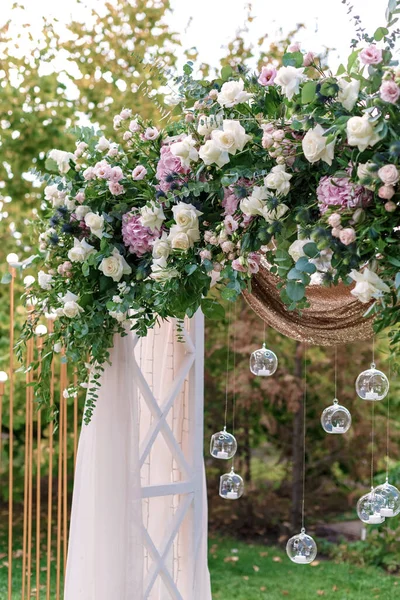 Arco Para Cerimônia Casamento Decorado Com Pano Flores Recepção Luxo — Fotografia de Stock